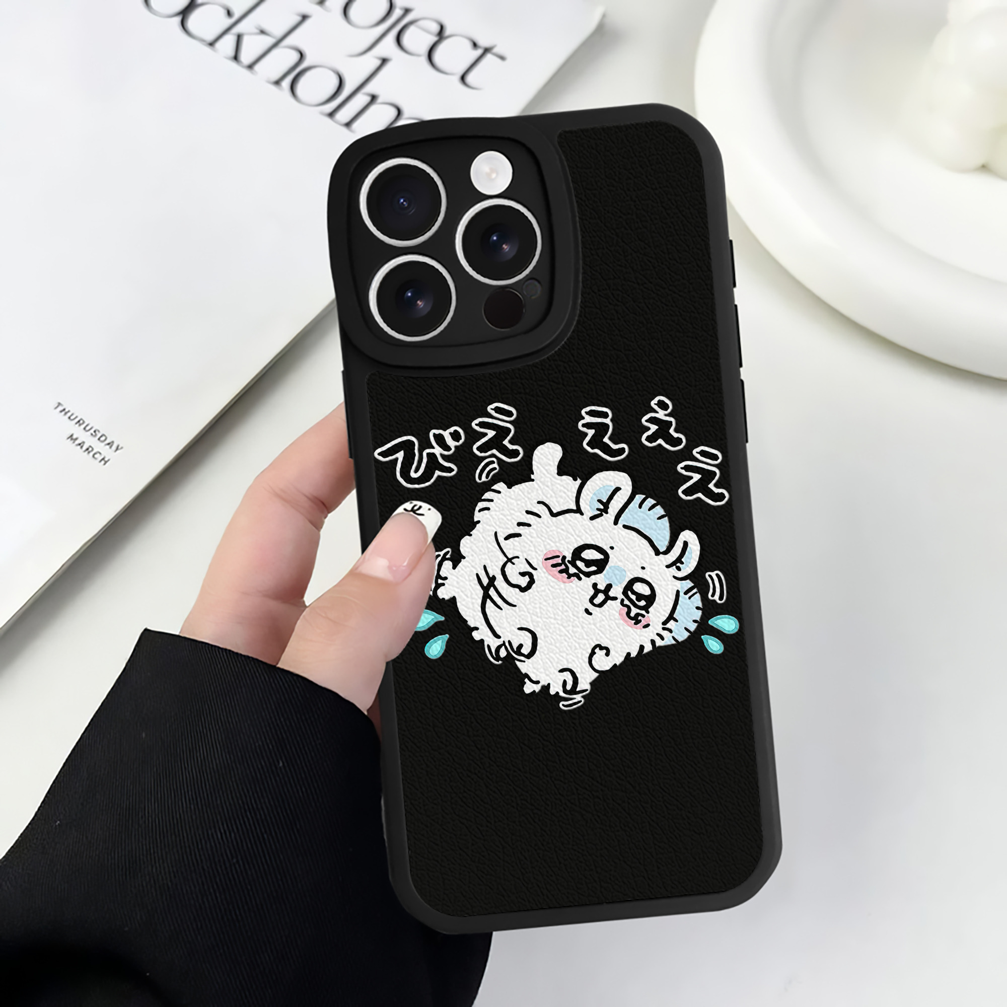 （画像用） ちいかわ モモンガ Chii-kawa Momonga 【iPhone 16シリーズ対応】シリコンスマホケース（レザー調） 材質：シリコン